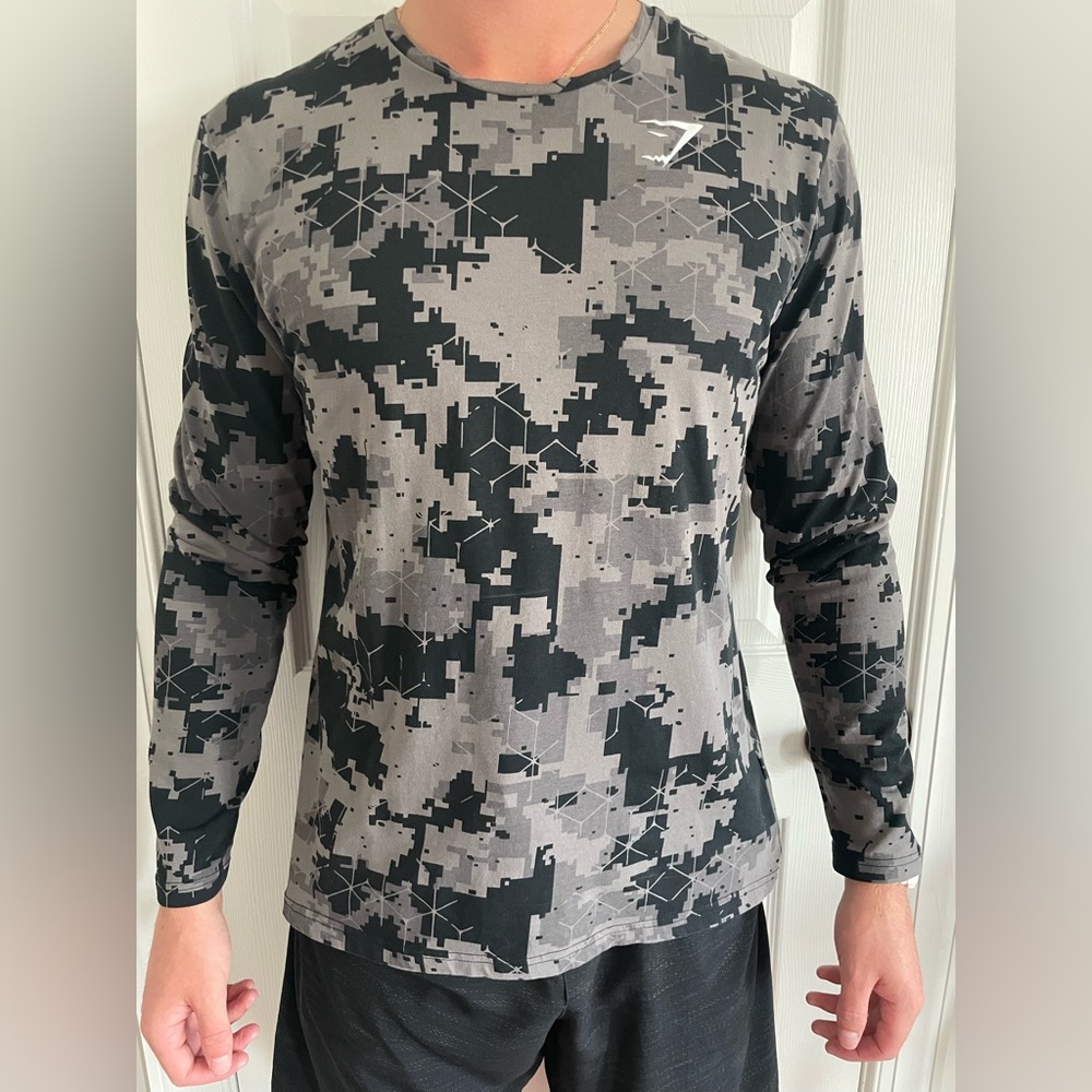 Gymshark Men’s long-sleeve shirt (L)